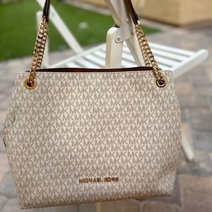 Michael Kors purse medium size. Off white/ Light beige color